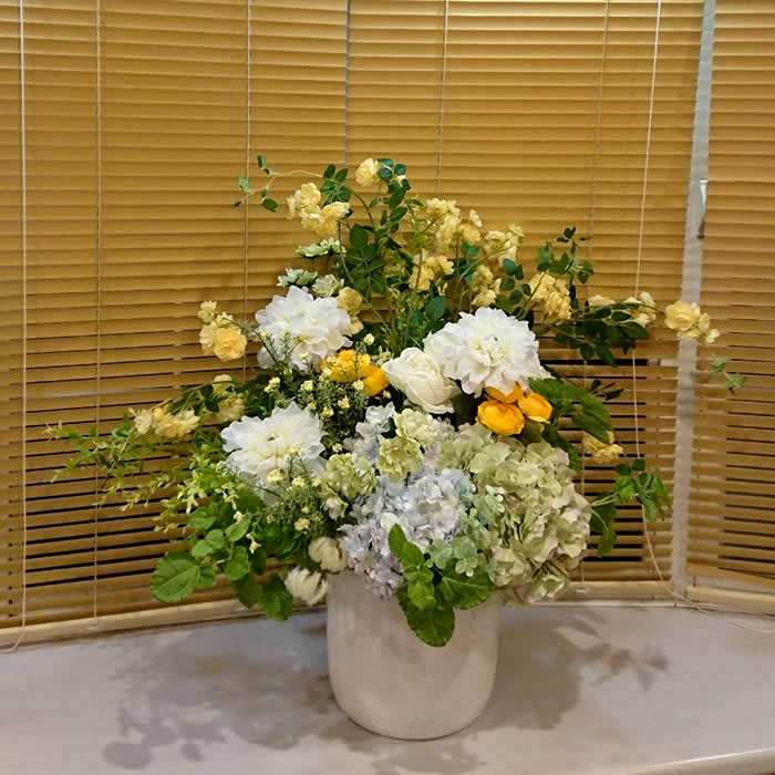 2025年5月・6月「新緑の季節のアレンジメント（モッコウバラ・あじさい他）」